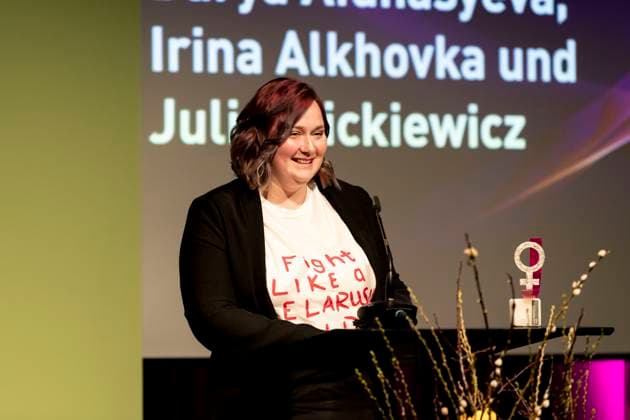 Preisverleihung des Anne-Klein-Frauenpreises am 07.03.2025 Die belarussische feministische Aktivistin und Bloggerin Darya AfanasievÐ° hält eine Rede nach der Verleihung des Anne Klein Frauenpreises 2025. Copyright: xEVENTPRESSxJeremyxKnowlesx