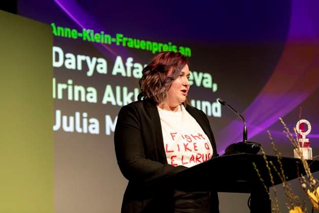 Preisverleihung des Anne-Klein-Frauenpreises am 07.03.2025 Die belarussische feministische Aktivistin und Bloggerin Darya AfanasievÐ° hält eine Rede nach der Verleihung des Anne Klein Frauenpreises 2025. Copyright: xEVENTPRESSxJeremyxKnowlesx