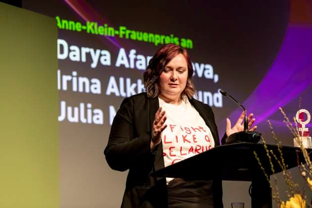 Preisverleihung des Anne-Klein-Frauenpreises am 07.03.2025 Die belarussische feministische Aktivistin und Bloggerin Darya AfanasievÐ° hält eine Rede nach der Verleihung des Anne Klein Frauenpreises 2025. Copyright: xEVENTPRESSxJeremyxKnowlesx