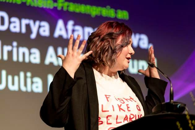 Preisverleihung des Anne-Klein-Frauenpreises am 07.03.2025 Die belarussische feministische Aktivistin und Bloggerin Darya AfanasievÐ° hält eine Rede nach der Verleihung des Anne Klein Frauenpreises 2025. Copyright: xEVENTPRESSxJeremyxKnowlesx