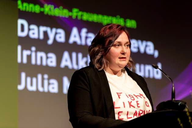 Preisverleihung des Anne-Klein-Frauenpreises am 07.03.2025 Die belarussische feministische Aktivistin und Bloggerin Darya AfanasievÐ° hält eine Rede nach der Verleihung des Anne Klein Frauenpreises 2025. Copyright: xEVENTPRESSxJeremyxKnowlesx