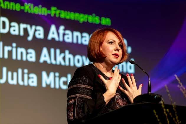 Preisverleihung des Anne-Klein-Frauenpreises am 07.03.2025 Die belarussische Journalistin, feministische Aktivistin, Politikerin und Mitbegründerin der Nichtregierungsorganisation FemGroup Belarus Julia Mickiewicz hält eine Rede nach der Verleihung des Anne Klein Frauenpreises 2025. Copyright: xEVENTPRESSxJeremyxKnowlesx