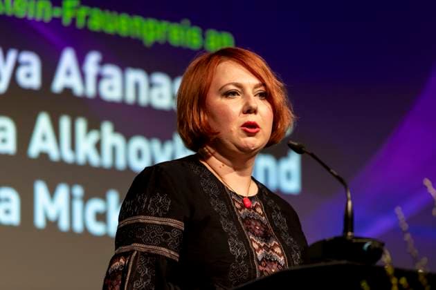 Preisverleihung des Anne-Klein-Frauenpreises am 07.03.2025 Die belarussische Journalistin, feministische Aktivistin, Politikerin und Mitbegründerin der Nichtregierungsorganisation FemGroup Belarus Julia Mickiewicz hält eine Rede nach der Verleihung des Anne Klein Frauenpreises 2025. Copyright: xEVENTPRESSxJeremyxKnowlesx