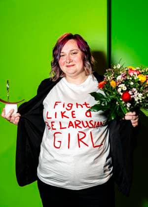 Preisverleihung des Anne-Klein-Frauenpreises am 07.03.2025 Die belarussische feministische Aktivistin und Bloggerin Darya AfanasievÐ° posiert während der Verleihung des Anne-Klein-Frauenpreises 2025 für ein Foto und trägt ein T-Shirt mit der Aufschrift FIGHT LIKE A BELARUSIAN GIRL in roter Farbe. Copyright: xEVENTPRESSxJeremyxKnowlesx