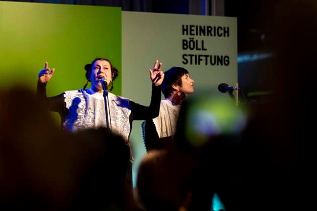 Preisverleihung des Anne-Klein-Frauenpreises am 07.03.2025 Die belarussische Folk-Band KRIWI tritt während der Preisverleihung auf. Preisverleihung des Anne-Klein-Frauenpreises 2025, der in diesem Jahr an Darya Afanasyeva, Irina Alkhovka und Julia Mickiewicz verliehen wurde. Copyright: xEVENTPRESSxJeremyxKnowlesx