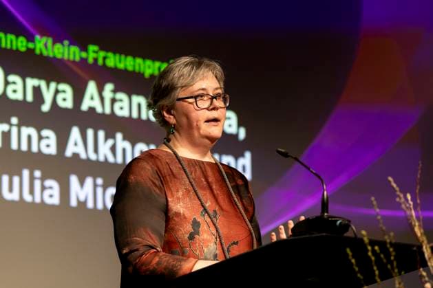 Preisverleihung des Anne-Klein-Frauenpreises am 07.03.2025 Die belarussische Autorin Irina Alkhovka hält eine Rede nach der Verleihung des Anne Klein Frauenpreises 2025. Copyright: xEVENTPRESSxJeremyxKnowlesx