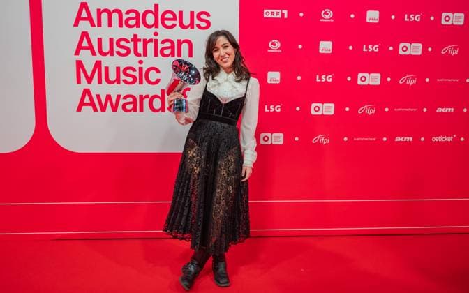 20250307 Red Carpet Verleihung 25. Amadeus Austrian Music Awards WIEN, OESTERREICH - 07. MAERZ: Preistraegerin des 25. Amadeus Austria Music Awards 2025 in der Genre-Kategorie -Alternative- Musikerin, Saegerin und Songwriterin Maria Burger alias OSKA nach der Verleihung des 25. Amadeus Austria Music Awards 2025 in der MARX Halle am 07. Maerz 2025 in Wien, Oesterreich. 250307_SEPA_17_008 Copyright: xIsabellexOuvrardx SEPAxMedia