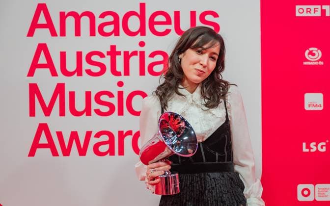 20250307 Red Carpet Verleihung 25. Amadeus Austrian Music Awards WIEN, OESTERREICH - 07. MAERZ: Preistraegerin des 25. Amadeus Austria Music Awards 2025 in der Genre-Kategorie -Alternative- Musikerin, Saegerin und Songwriterin Maria Burger alias OSKA nach der Verleihung des 25. Amadeus Austria Music Awards 2025 in der MARX Halle am 07. Maerz 2025 in Wien, Oesterreich. 250307_SEPA_17_009 Copyright: xIsabellexOuvrardx SEPAxMedia