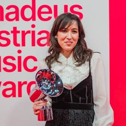 20250307 Red Carpet Verleihung 25. Amadeus Austrian Music Awards WIEN, OESTERREICH - 07. MAERZ: Preistraegerin des 25. Amadeus Austria Music Awards 2025 in der Genre-Kategorie -Alternative- Musikerin, Saegerin und Songwriterin Maria Burger alias OSKA nach der Verleihung des 25. Amadeus Austria Music Awards 2025 in der MARX Halle am 07. Maerz 2025 in Wien, Oesterreich. 250307_SEPA_17_010 Copyright: xIsabellexOuvrardx SEPAxMedia