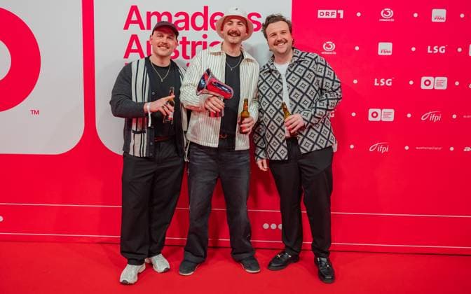 20250307 Red Carpet Verleihung 25. Amadeus Austrian Music Awards WIEN, OESTERREICH - 07. MAERZ: Preistraeger des 25. Amadeus Austria Music Awards 2025 in der Genre-Kategorie -Electronic Dance- Musikband Glueboys nach der Verleihung des 25. Amadeus Austria Music Awards 2025 in der MARX Halle am 07. Maerz 2025 in Wien, Oesterreich. 250307_SEPA_17_011 Copyright: xIsabellexOuvrardx SEPAxMedia