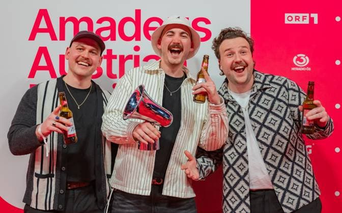 20250307 Red Carpet Verleihung 25. Amadeus Austrian Music Awards WIEN, OESTERREICH - 07. MAERZ: Preistraeger des 25. Amadeus Austria Music Awards 2025 in der Genre-Kategorie -Electronic Dance- Musikband Glueboys nach der Verleihung des 25. Amadeus Austria Music Awards 2025 in der MARX Halle am 07. Maerz 2025 in Wien, Oesterreich. 250307_SEPA_17_012 Copyright: xIsabellexOuvrardx SEPAxMedia