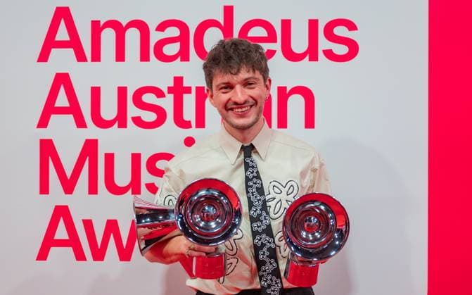 20250307 Red Carpet Verleihung 25. Amadeus Austrian Music Awards WIEN, OESTERREICH - 07. MAERZ: Preistraeger von 3 Amadeus Austria Music Awards 2025 in der Kategorie -Song des Jahres praesentiert von Hitradio Oe3-, Genre-Kategorie -Pop Rock- Musiker und Entertainer und Kategorie -SongwriterIn des Jahres- praesentiert von akm austromechana Musiker und Entertainer Florian Gruber alias RIAN mit dem Song -Verwandtschaftstreffen- nach der Verleihung des 25. Amadeus Austria Music Awards 2025 in der MARX Halle am 07. Maerz 2025 in Wien, Oesterreich. 250307_SEPA_17_015 Copyright: xIsabellexOuvrardx SEPAxMedia