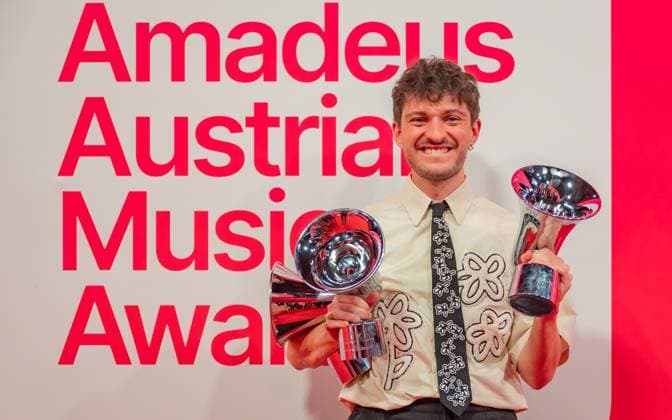 20250307 Red Carpet Verleihung 25. Amadeus Austrian Music Awards WIEN, OESTERREICH - 07. MAERZ: Preistraeger von 3 Amadeus Austria Music Awards 2025 in der Kategorie -Song des Jahres praesentiert von Hitradio Oe3-, Genre-Kategorie -Pop Rock- Musiker und Entertainer und Kategorie -SongwriterIn des Jahres- praesentiert von akm austromechana Musiker und Entertainer Florian Gruber alias RIAN mit dem Song -Verwandtschaftstreffen- nach der Verleihung des 25. Amadeus Austria Music Awards 2025 in der MARX Halle am 07. Maerz 2025 in Wien, Oesterreich. 250307_SEPA_17_016 Copyright: xIsabellexOuvrardx SEPAxMedia