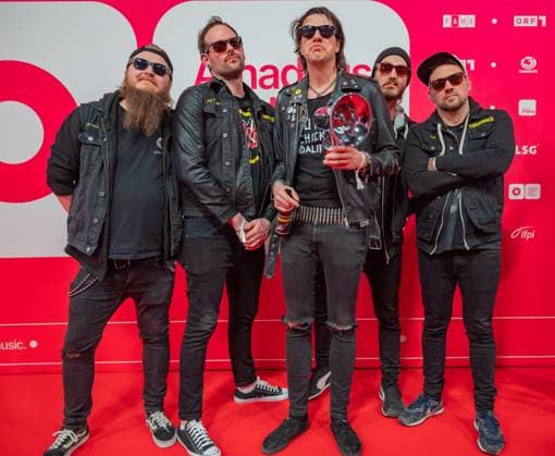 20250307 Red Carpet Verleihung 25. Amadeus Austrian Music Awards WIEN, OESTERREICH - 07. MAERZ: Preistraeger des 25. Amadeus Austria Music Awards 2025 in der Genre-Kategorie -Hard and Heavy- Punk- Rock-Band TURBOBIER nach der Verleihung des 25. Amadeus Austria Music Awards 2025 in der MARX Halle am 07. Maerz 2025 in Wien, Oesterreich. 250307_SEPA_17_018 Copyright: xIsabellexOuvrardx SEPAxMedia