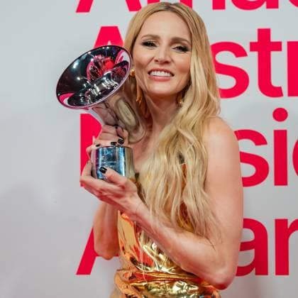 20250307 Red Carpet Verleihung 25. Amadeus Austrian Music Awards WIEN, OESTERREICH - 07. MAERZ: Preistraeger des 25. Amadeus Austria Music Awards 2025 in der Genre-Kategorie -Schlager Volksmusik- Musikerin und Saengerin Melissa Naschenweng nach der Verleihung des 25. Amadeus Austria Music Awards 2025 in der MARX Halle am 07. Maerz 2025 in Wien, Oesterreich. 250307_SEPA_17_023 Copyright: xIsabellexOuvrardx SEPAxMedia