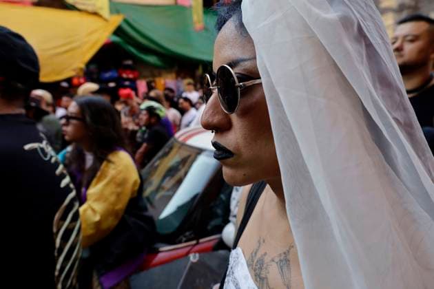 Mexiko, LGBTTTIQplus Kundgebung in Mexiko-Stadt Mexican Artist Fabian Chairez Protests Against Censorship Of His Exhibition The Coming Of The Lord In Mexico City Members of the LGBTTTIQA+ community accompany Fabian Chairez, a Mexican artist, as he protests outside the San Carlos Academy in Mexico City, Mexico, on March 7, 2025, against the recent censorship of his exhibition The Coming of the Lord by a judge s ruling. The main painting in the series shows two altar boys licking a paschal candle from which drops of wax fall as if it were sperm, in clear allusion to fellatio, and uses the double meaning of the coming to refer to ejaculation. Mexico City Mexico City Mexico  Copyright: xGerardoxVieyrax originalFilename: vieyra-notitle250307_npAGz.jpg