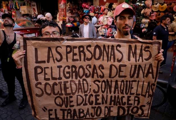 Mexiko, LGBTTTIQplus Kundgebung in Mexiko-Stadt Mexican Artist Fabian Chairez Protests Against Censorship Of His Exhibition The Coming Of The Lord In Mexico City Members of the LGBTTTIQA+ community accompany Fabian Chairez, a Mexican artist, as he protests outside the San Carlos Academy in Mexico City, Mexico, on March 7, 2025, against the recent censorship of his exhibition The Coming of the Lord by a judge s ruling. The main painting in the series shows two altar boys licking a paschal candle from which drops of wax fall as if it were sperm, in clear allusion to fellatio, and uses the double meaning of the coming to refer to ejaculation. Mexico City Mexico City Mexico  Copyright: xGerardoxVieyrax originalFilename: vieyra-notitle250307_npJkC.jpg