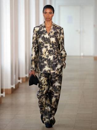 PFW - Christian Wijnants Runway A model walks the runway during the Christian Wijnants Womenswear Fall Winter 2025-2026 show as part of Paris Fashion, on March 7, 2025 in Paris, France. Photo by Alain-Gil Gonzalez ABACAPRESS.COM Paris France  Copyright: xGonzalezxAlain-Gil ABACAx
