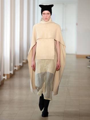 PFW - Christian Wijnants Runway A model walks the runway during the Christian Wijnants Womenswear Fall Winter 2025-2026 show as part of Paris Fashion, on March 7, 2025 in Paris, France. Photo by Alain-Gil Gonzalez ABACAPRESS.COM Paris France  Copyright: xGonzalezxAlain-Gil ABACAx