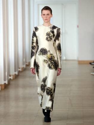 PFW - Christian Wijnants Runway A model walks the runway during the Christian Wijnants Womenswear Fall Winter 2025-2026 show as part of Paris Fashion, on March 7, 2025 in Paris, France. Photo by Alain-Gil Gonzalez ABACAPRESS.COM Paris France  Copyright: xGonzalezxAlain-Gil ABACAx