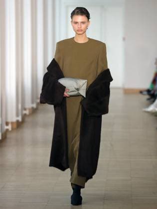 PFW - Christian Wijnants Runway A model walks the runway during the Christian Wijnants Womenswear Fall Winter 2025-2026 show as part of Paris Fashion, on March 7, 2025 in Paris, France. Photo by Alain-Gil Gonzalez ABACAPRESS.COM Paris France  Copyright: xGonzalezxAlain-Gil ABACAx