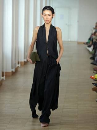 PFW - Christian Wijnants Runway A model walks the runway during the Christian Wijnants Womenswear Fall Winter 2025-2026 show as part of Paris Fashion, on March 7, 2025 in Paris, France. Photo by Alain-Gil Gonzalez ABACAPRESS.COM Paris France  Copyright: xGonzalezxAlain-Gil ABACAx