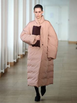 PFW - Christian Wijnants Runway A model walks the runway during the Christian Wijnants Womenswear Fall Winter 2025-2026 show as part of Paris Fashion, on March 7, 2025 in Paris, France. Photo by Alain-Gil Gonzalez ABACAPRESS.COM Paris France  Copyright: xGonzalezxAlain-Gil ABACAx
