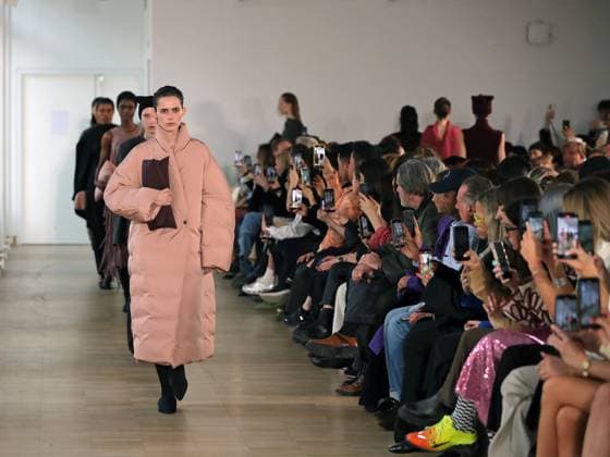 PFW - Christian Wijnants Runway A model walks the runway during the Christian Wijnants Womenswear Fall Winter 2025-2026 show as part of Paris Fashion, on March 7, 2025 in Paris, France. Photo by Alain-Gil Gonzalez ABACAPRESS.COM Paris France  Copyright: xGonzalezxAlain-Gil ABACAx