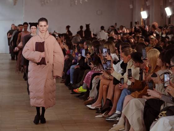 PFW - Christian Wijnants Runway A model walks the runway during the Christian Wijnants Womenswear Fall Winter 2025-2026 show as part of Paris Fashion, on March 7, 2025 in Paris, France. Photo by Alain-Gil Gonzalez ABACAPRESS.COM Paris France  Copyright: xGonzalezxAlain-Gil ABACAx