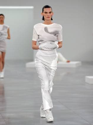 PFW - Issey Miyake Runway A model walks the runway during the Issey Miyake Womenswear Fall Winter 2025-2026 show as part of Paris Fashion, on March 7, 2025 in Paris, France. Photo by Alain-Gil Gonzalez ABACAPRESS.COM Paris France  Copyright: xGonzalezxAlain-Gil ABACAx