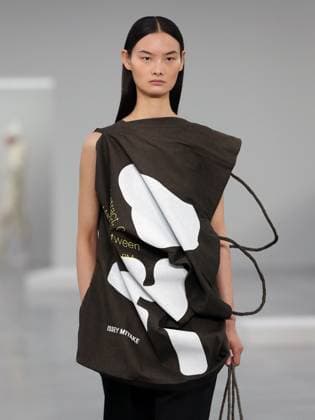 PFW - Issey Miyake Runway A model walks the runway during the Issey Miyake Womenswear Fall Winter 2025-2026 show as part of Paris Fashion, on March 7, 2025 in Paris, France. Photo by Alain-Gil Gonzalez ABACAPRESS.COM Paris France  Copyright: xGonzalezxAlain-Gil ABACAx