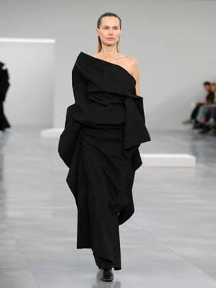 PFW - Issey Miyake Runway A model walks the runway during the Issey Miyake Womenswear Fall Winter 2025-2026 show as part of Paris Fashion, on March 7, 2025 in Paris, France. Photo by Alain-Gil Gonzalez ABACAPRESS.COM Paris France  Copyright: xGonzalezxAlain-Gil ABACAx