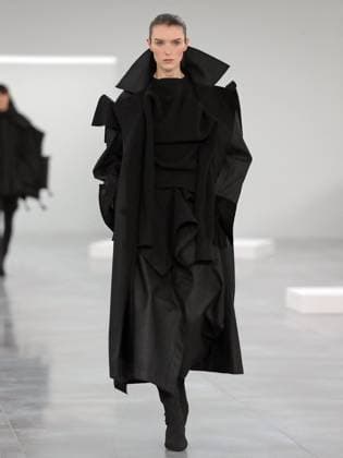 PFW - Issey Miyake Runway A model walks the runway during the Issey Miyake Womenswear Fall Winter 2025-2026 show as part of Paris Fashion, on March 7, 2025 in Paris, France. Photo by Alain-Gil Gonzalez ABACAPRESS.COM Paris France  Copyright: xGonzalezxAlain-Gil ABACAx