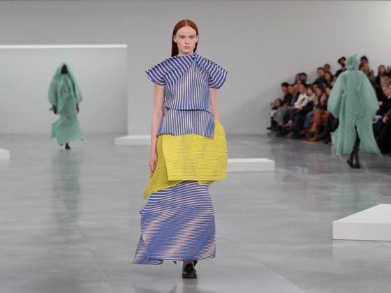 PFW - Issey Miyake Runway A model walks the runway during the Issey Miyake Womenswear Fall Winter 2025-2026 show as part of Paris Fashion, on March 7, 2025 in Paris, France. Photo by Alain-Gil Gonzalez ABACAPRESS.COM Paris France  Copyright: xGonzalezxAlain-Gil ABACAx