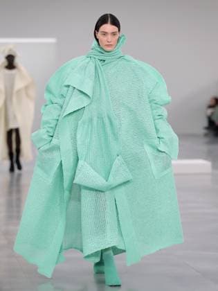 PFW - Issey Miyake Runway A model walks the runway during the Issey Miyake Womenswear Fall Winter 2025-2026 show as part of Paris Fashion, on March 7, 2025 in Paris, France. Photo by Alain-Gil Gonzalez ABACAPRESS.COM Paris France  Copyright: xGonzalezxAlain-Gil ABACAx