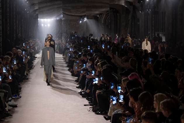 Paris Fashion Week, Victoria Beckham Modenschau . 07 03 2025. Paris, France. Victoria Beckham show at Paris Fashion Week for Autumn Winter 2025 26 .  xi-Imagesx IIM-25791-0128