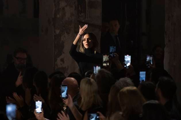 Paris Fashion Week, Victoria Beckham Modenschau . 07 03 2025. Paris, France. Victoria Beckham at the end of her show at Paris Fashion Week for Autumn Winter 2025 26 .  xi-Imagesx IIM-25791-0141