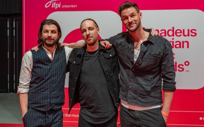 20250307 Red Carpet Verleihung 25. Amadeus Austrian Music Awards WIEN, OESTERREICH - 07. MAERZ: Musiker, Schauspieler und Buchautor Otto Jaus , Musiker und Musikproduzent Daniel Fellner und Musiker, Schauspieler und Buchautor Paul Pizzera bei ihrer Ankunft am Redcarpet anlaesslich der Verleihung des 25. Amadeus Austria Music Awards 2025 in der MARX Halle am 07. Maerz 20253 in Wien, Oesterreich. 250307_SEPA_17_034 Copyright: xIsabellexOuvrardx SEPAxMedia