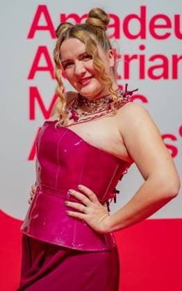 20250307 Red Carpet Verleihung 25. Amadeus Austrian Music Awards WIEN, OESTERREICH - 07. MAERZ: Saengerin, Schauspielerin und Comedienne Gini Lampl alias Billie Steirish bei ihrer Ankunft am Redcarpet anlaesslich der Verleihung des 25. Amadeus Austria Music Awards 2025 in der MARX Halle am 07. Maerz 20253 in Wien, Oesterreich. 250307_SEPA_17_037 Copyright: xIsabellexOuvrardx SEPAxMedia