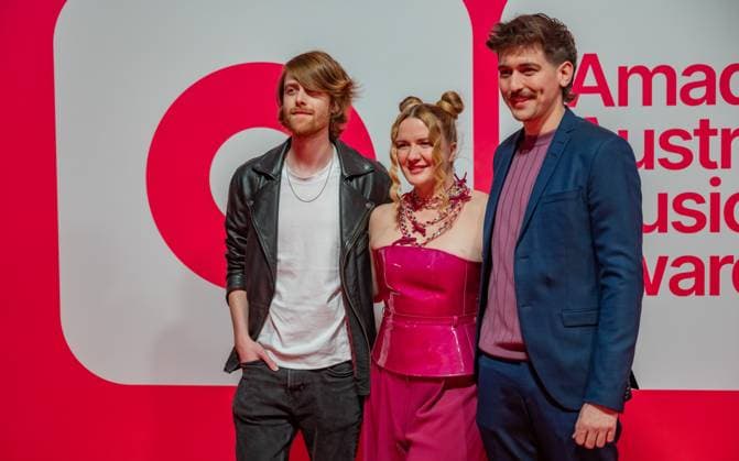 20250307 Red Carpet Verleihung 25. Amadeus Austrian Music Awards WIEN, OESTERREICH - 07. MAERZ: Saengerin, Schauspielerin und Comedienne Gini Lampl alias Billie Steirish (M.) bei ihrer Ankunft am Redcarpet anlaesslich der Verleihung des 25. Amadeus Austria Music Awards 2025 in der MARX Halle am 07. Maerz 20253 in Wien, Oesterreich. 250307_SEPA_17_039 Copyright: xIsabellexOuvrardx SEPAxMedia