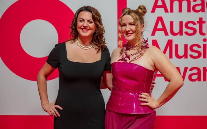 20250307 Red Carpet Verleihung 25. Amadeus Austrian Music Awards WIEN, OESTERREICH - 07. MAERZ: Saengerin, Schauspielerin und Comedienne Gini Lampl alias Billie Steirish (R.) bei ihrer Ankunft am Redcarpet anlaesslich der Verleihung des 25. Amadeus Austria Music Awards 2025 in der MARX Halle am 07. Maerz 20253 in Wien, Oesterreich. 250307_SEPA_17_041 Copyright: xIsabellexOuvrardx SEPAxMedia
