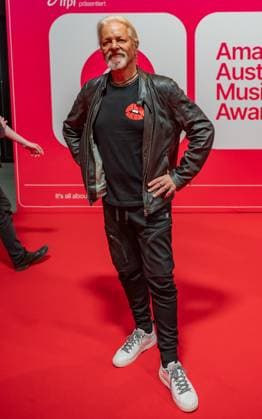 20250307 Red Carpet Verleihung 25. Amadeus Austrian Music Awards WIEN, OESTERREICH - 07. MAERZ: Gruendungsmitglied und Kopf der Austro-Musikgruppe Ersten Allgemeinen Verunsicherung (EAV), Texter, Komponist, Saenger, Gitarrist und Grafiker Thomas Spitzer bei seiner Ankunft am Redcarpet anlaesslich der Verleihung des 25. Amadeus Austria Music Awards 2025 in der MARX Halle am 07. Maerz 20253 in Wien, Oesterreich. 250307_SEPA_17_042 Copyright: xIsabellexOuvrardx SEPAxMedia