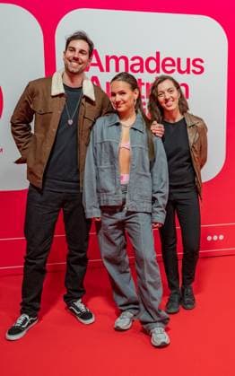20250307 Red Carpet Verleihung 25. Amadeus Austrian Music Awards WIEN, OESTERREICH - 07. MAERZ: Musikerin Sandra Hesch (M.) bei ihrer Ankunft am Redcarpet anlaesslich der Verleihung des 25. Amadeus Austria Music Awards 2025 in der MARX Halle am 07. Maerz 20253 in Wien, Oesterreich. 250307_SEPA_17_049 Copyright: xIsabellexOuvrardx SEPAxMedia