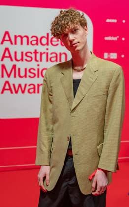 20250307 Red Carpet Verleihung 25. Amadeus Austrian Music Awards WIEN, OESTERREICH - 07. MAERZ: Musiker und Songwriter Jacob Mayer alias Jacob Elias bei seiner Ankunft am Redcarpet anlaesslich der Verleihung des 25. Amadeus Austria Music Awards 2025 in der MARX Halle am 07. Maerz 20253 in Wien, Oesterreich. 250307_SEPA_17_065 Copyright: xIsabellexOuvrardx SEPAxMedia
