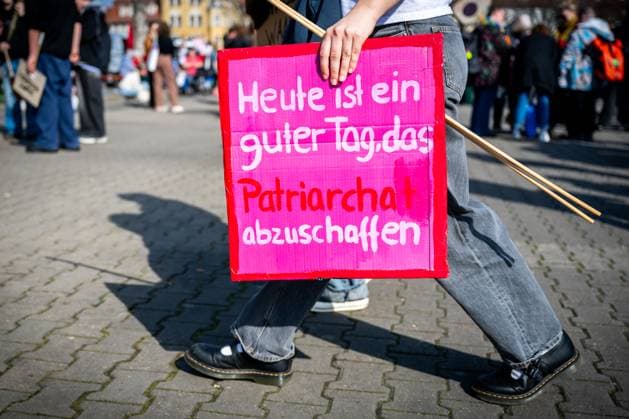 Bilder des Jahres 2025, News 03 März News Themen der Woche KW10 FEMINISTISCHER KAMPFTAG IN ERFURT 08 03 2025 - Erfurt: Eine Teilnehmerin mit einem Schild mit der Aufschrift Heute ist ein guter Tag, das Patriarchat abzuschaffen.. Der Feministische Kampftag für Gleichberechtigung, Selbstbestimmung und soziale Gerechtigkeit am 8. März 2025 in Erfurt. _________________ *** FEMINIST FIGHT DAY IN ERFURT 08 03 2025 Erfurt A participant with a sign reading Today is a good day to abolish patriarchy The Feminist Fight Day for equality, self-determination and social justice in Erfurt on March 8, 2025