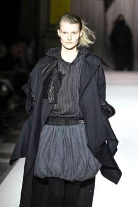 Paris Fashion Week, Yohji Yamamoto Modenschau Défilé Yohji Yamamoto Collection Prêt à Porter Automne Hiver 2025 2026 lors de la Fashion Week de Paris PFW Défilé Yohji Yamamoto Collection Prêt à Porter Automne Hiver 2025 2026 lors de la Fashion Week de Paris PFW le 7 mars 2025 Yohji Yamamoto Fall Winter 2025 2026 Ready to Wear Collection fashion show during Paris Fashion Week PFW on March 7, 2025 Paris France  Copyright: xAgencex xBestimagexAgencex xBestimagex