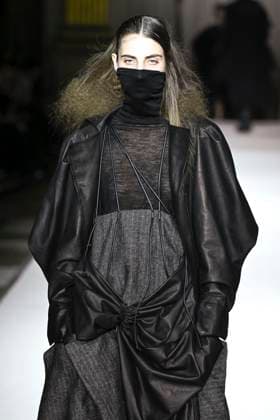 Paris Fashion Week, Yohji Yamamoto Modenschau Défilé Yohji Yamamoto Collection Prêt à Porter Automne Hiver 2025 2026 lors de la Fashion Week de Paris PFW Défilé Yohji Yamamoto Collection Prêt à Porter Automne Hiver 2025 2026 lors de la Fashion Week de Paris PFW le 7 mars 2025 Yohji Yamamoto Fall Winter 2025 2026 Ready to Wear Collection fashion show during Paris Fashion Week PFW on March 7, 2025 Paris France  Copyright: xAgencex xBestimagexAgencex xBestimagex