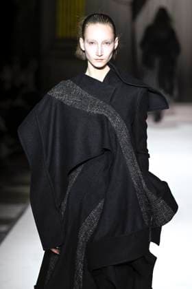 Paris Fashion Week, Yohji Yamamoto Modenschau Défilé Yohji Yamamoto Collection Prêt à Porter Automne Hiver 2025 2026 lors de la Fashion Week de Paris PFW Défilé Yohji Yamamoto Collection Prêt à Porter Automne Hiver 2025 2026 lors de la Fashion Week de Paris PFW le 7 mars 2025 Yohji Yamamoto Fall Winter 2025 2026 Ready to Wear Collection fashion show during Paris Fashion Week PFW on March 7, 2025 Paris France  Copyright: xAgencex xBestimagexAgencex xBestimagex