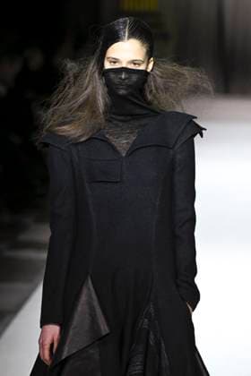 Paris Fashion Week, Yohji Yamamoto Modenschau Défilé Yohji Yamamoto Collection Prêt à Porter Automne Hiver 2025 2026 lors de la Fashion Week de Paris PFW Défilé Yohji Yamamoto Collection Prêt à Porter Automne Hiver 2025 2026 lors de la Fashion Week de Paris PFW le 7 mars 2025 Yohji Yamamoto Fall Winter 2025 2026 Ready to Wear Collection fashion show during Paris Fashion Week PFW on March 7, 2025 Paris France  Copyright: xAgencex xBestimagexAgencex xBestimagex