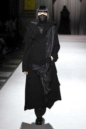 Paris Fashion Week, Yohji Yamamoto Modenschau Défilé Yohji Yamamoto Collection Prêt à Porter Automne Hiver 2025 2026 lors de la Fashion Week de Paris PFW Défilé Yohji Yamamoto Collection Prêt à Porter Automne Hiver 2025 2026 lors de la Fashion Week de Paris PFW le 7 mars 2025 Yohji Yamamoto Fall Winter 2025 2026 Ready to Wear Collection fashion show during Paris Fashion Week PFW on March 7, 2025 Paris France  Copyright: xAgencex xBestimagexAgencex xBestimagex